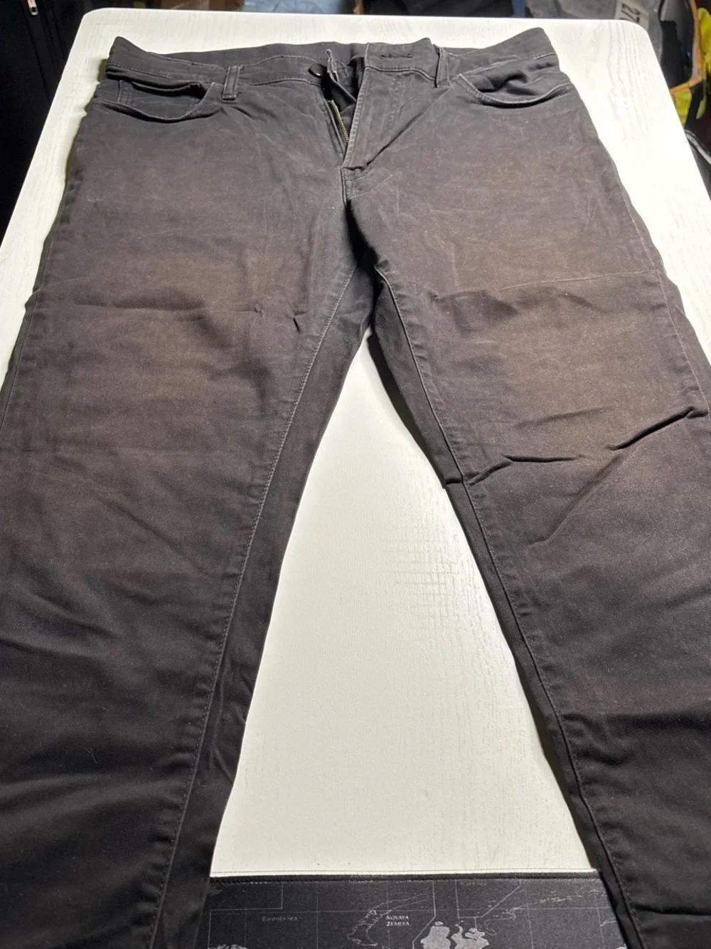 Uniqlo Men's Slim Straight Jeans in Dark Brown-Black